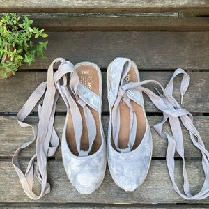 TOMS BELLA Espadrille Dove Grey Washed Suede Lace Up Flats 8.5 NWOT